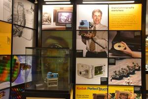コダックの関連施設に展示される世界初のデジカメとサッソンさんのパネル＝３月、米東部ニューヨーク州ロチェスター（共同）