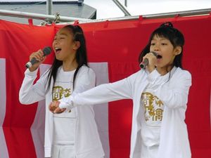 初めてのステージで手をつないで歌う、10歳のころの王林さん（右）とときさん。規律第一に、10年以上のキャリアを積んでいまがある＝2008年8月（提供・リンゴミュージック）