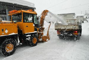 大雪を受け、弘前市が例年より時期を早めた排雪作業＝1月31日、同市中野