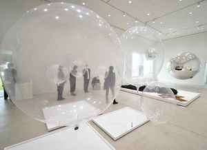 十和田市現代美術館「インター＋プレイ」展で展示されているトマス・サラセーノ氏の作品群