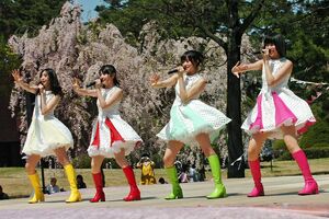 2017年5月、弘前さくらまつり会期中の弘前公園で、リリースしたばかりの「Ringo　star」を披露するりんご娘の（右から）彩香さん、王林さん、ジョナゴールドさん、ときさん