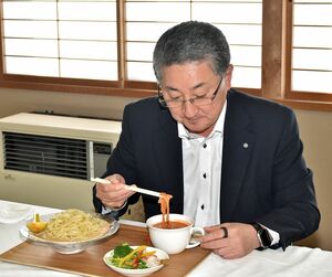 「中泊トマト冷やしつけ麺」を試食した濱舘町長は「予想以上のうまさ」と太鼓判