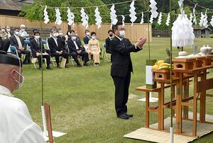 根城記念祭で玉串拝礼を行う熊谷市長