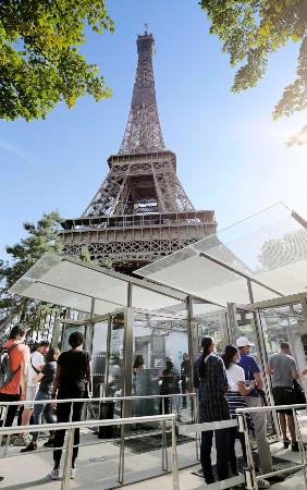 エッフェル塔が３カ月ぶり再開 パリの象徴 階段で昇降 全国のニュース Web東奥