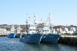 八戸港に入港した小型捕鯨船＝20日午後、八戸市白銀町
