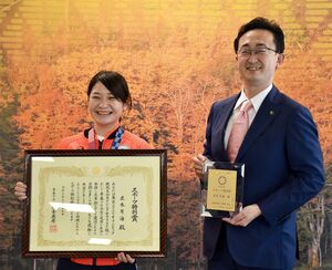 小野寺市長（右）から「市スポーツ特別賞」を贈られ、笑顔を見せる並木