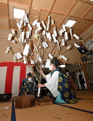 鬼神社で行われた七日堂祭＝2021年3月