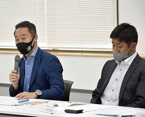 スポーツコミッション青森の総会で、青森ユースサッカーフェスティバルの概要を説明する黒田監督（左）と正木コーチ
