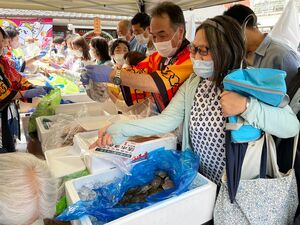 新鮮なむつ下北の海産物などが人気を呼んだセール＝22日、東京・亀戸