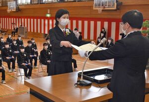 五戸高校最後となる1万1890人目の卒業生として卒業証書を受け取る三村藍香さん