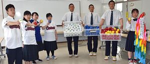 エールボールと千羽鶴を贈呈し、記念写真に納まるむつ養護学校の生徒（左の4人）と大湊高の生徒