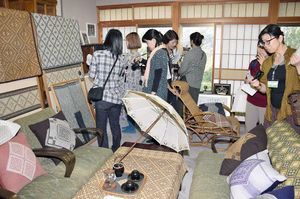 故前田セツさんの作品が並ぶ「こぎんの家」を見学するツアーの参加者