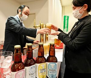 カネク醸造のクラフトビールは、市販されているほか、イベントや宴席で提供されることもある＝2021年12月、八戸市