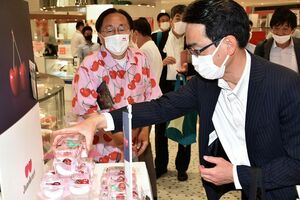 三村知事（左）がPRに訪れた新宿高野本店でジュノハートを買い求める来店者＝4日、東京・新宿