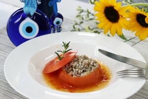 中村さんが試作したトマトのドルマ＝青森中央短大提供