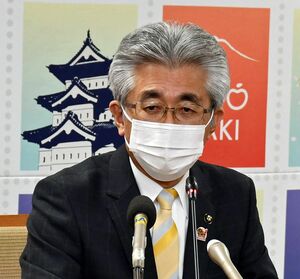定例記者会見で、津軽岩木スカイラインの除雪について質問に答える桜田市長