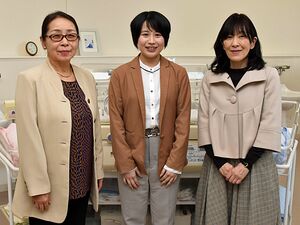 看護学科卒業生の全員合格を喜ぶ（左から）高橋雪子学科長、市澤さん、木村准教授