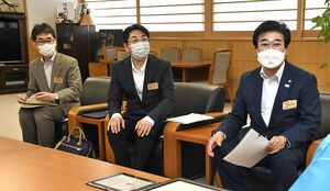 県庁で受賞を報告した（右から）坂田理事長、境谷室長、小野専門員