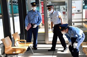 JR新青森駅の新幹線ホームで不審物がないか確認する警察官