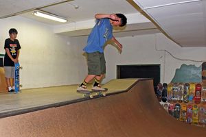 室内スケートパークでスケートボードを楽しむ中学生＝八戸市の「LSD　LOFT　X」