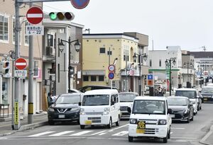 一方通行の規制が7月にも解除される見通しとなった三沢市中心街の県道＝24日午後