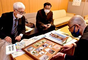 講談作りの取材で訪れた（左から）宇田さん、荒到夢形さん。工藤室長と情報交換した＝3月28日、青森市民図書館