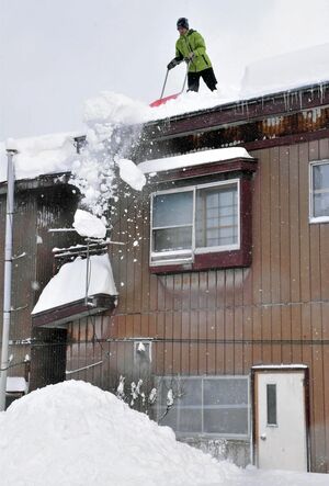 積雪90センチを超えた野辺地町。屋根の雪下ろしをする町民の姿もあった＝28日午前10時ごろ、野辺地町中道