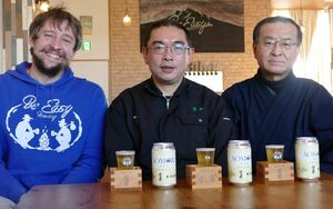 クラフトビールを企画した加藤さん、三浦さん、ギャレスさん（右から）