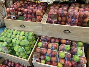 インドの首都ニューデリーにある高級スーパーの米国産リンゴ売り場＝4月（ジェトロ提供）