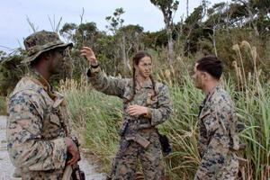沖縄本島北部の北部訓練場で「遠征前方基地作戦」の訓練をする米海兵隊員＝２月