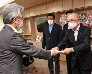 桜田市長（左）に要望書を手渡す今井会頭