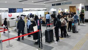 東北新幹線の一部不通を受け、搭乗手続きの長い列を作る利用客たち＝17日午前9時35分ごろ、青森市の青森空港