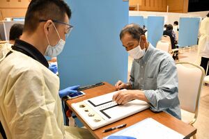 健診では高齢者の指先の器用さなどを調べた＝25日、弘前市岩木文化センター
